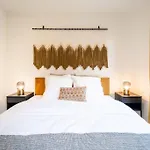Chic 2-Bedroom Haven In Antwerp