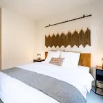 Chic 2-Bedroom Haven In Antwerp