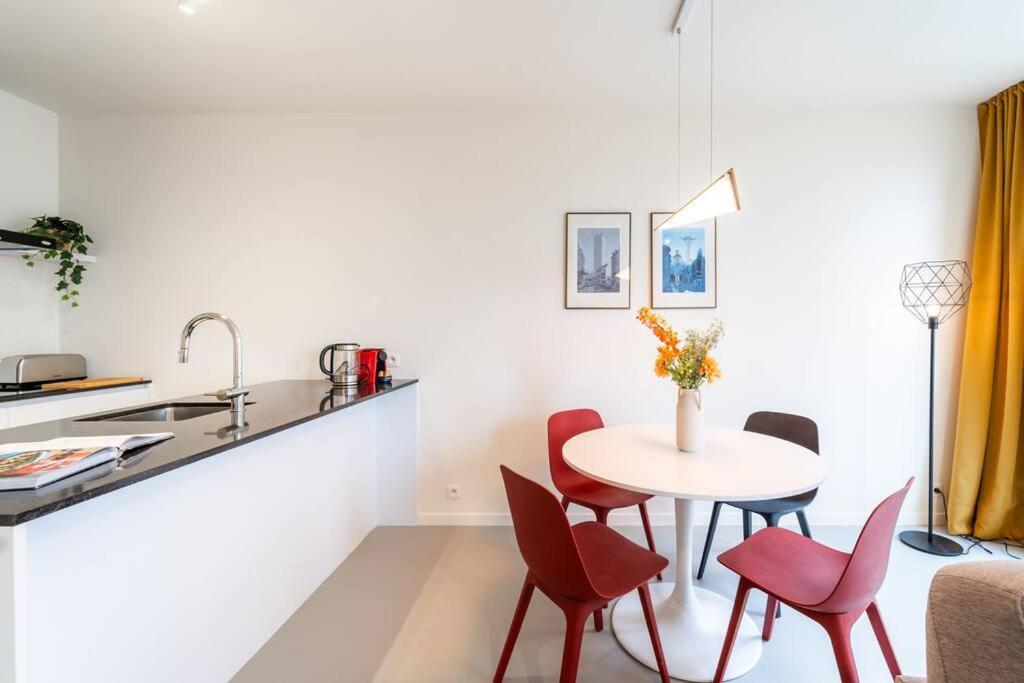 Chic 2-bedroom Haven In Antwerpen
